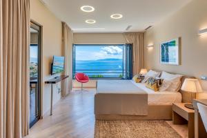 Villa Atalanta with heated pool near the beach