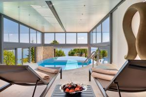 Villa Atalanta with heated pool near the beach