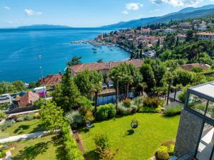 Villa Atalanta with heated pool near the beach