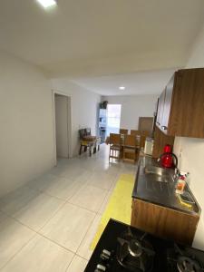 Casa com tres dormitoria a uma quadra da praia