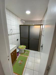 Casa com tres dormitoria a uma quadra da praia