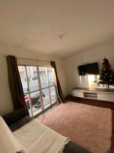 Casa com tres dormitoria a uma quadra da praia