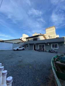 Casa com tres dormitoria a uma quadra da praia