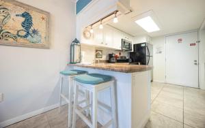 Gulf Shores Surf & Racquet 202B condo