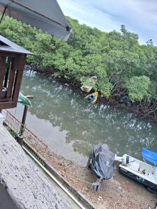 Apartamento em Barra de Guaratiba de frente p a estrada, próximo da praia