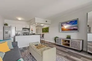 Waterfront Balcony Pool AC Smart TV - Oldsmar