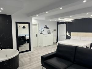 Black and White Suite Cervantes