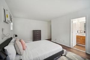 Pine Brook 104 I Pool Gym I Free Parking !