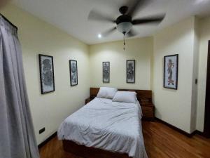 Beautiful 3BR Lakeshore House in Gated Community