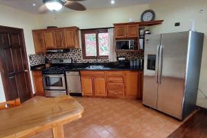 Beautiful 3BR Lakeshore House in Gated Community