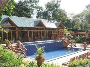 Beautiful 3BR Lakeshore House in Gated Community