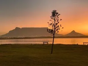 Flamingo Vlei Guesthouse - Table View