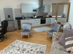 Bright Modern House with garden - Worcester Park