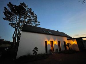 B&B / Chambres d'hotes Ty Glazu Doelan espace 60m2, Port& criques a pied, 2 chambres privees au 1er etage, SDB, WC separe : photos des chambres