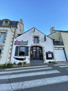 B&B / Chambres d'hotes Ty Glazu Doelan espace 60m2, Port& criques a pied, 2 chambres privees au 1er etage, SDB, WC separe : photos des chambres