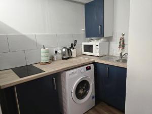 Studio with 3 beds- 20 min from London Bridge and Gatwick Airport