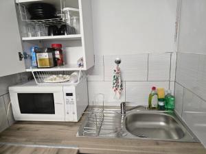 Studio with 3 beds- 20 min from London Bridge and Gatwick Airport