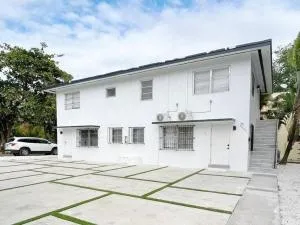 Fully equipped Apartments with parking near Cocowalk - Ocean View Heights