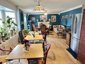 The Charming Hideaway-2 Beds-3 people In Hide-out Private Hidden Bedroom - Lynden