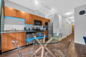 Lovely 2-Bedrooms Downtown suite Free Parking