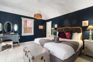 Avalon vintage beachside family getaway