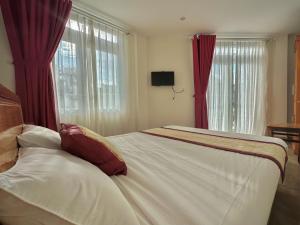 Phòng Deluxe Giường Đôi Có Ban Công (Deluxe Double Room with Balcony)