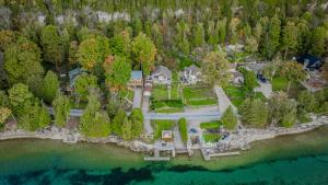 Waterfront Cottage - Incredible View and Hot Tub