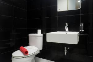 Classic Modern Studio Room Apartment at The Square Surabaya By Travelio