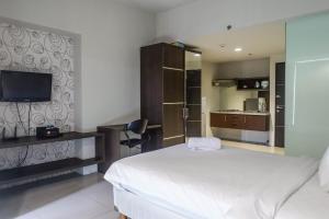 Classic Modern Studio Room Apartment at The Square Surabaya By Travelio