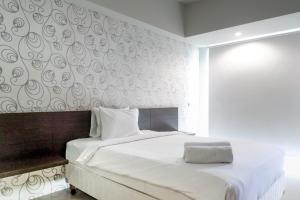 Classic Modern Studio Room Apartment at The Square Surabaya By Travelio