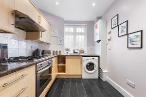 Stylish 2BR London Flat with King Bed-Parking Available-Sleeps 6-20 Percent OFF Off Long Stays! Perfect for Families, Contractors & Couples!