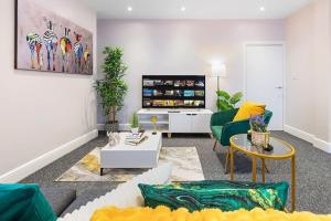 Immaculate 2BR London Flat with King Bed-Parking Available-Sleeps 6-20 Percent OFF Off Long Stays! Perfect for Families, Contractors & Couples!