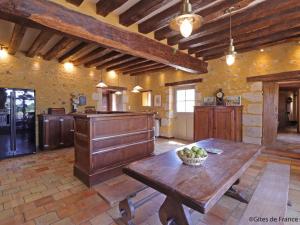 Maison de charme avec piscine intérieure, grand jardin, et paysages magnifiques en pleine campagne - FR-1-497-164