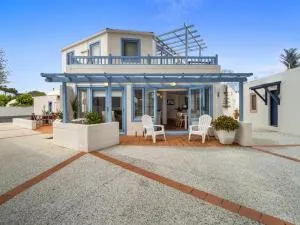 Poolside Waterfront - Orewa Oceanside Villa - Snells Beach