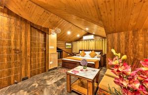 Wood Stock Kasauli - Rooms & Cottages - Panoramic View & Balcony Rooms