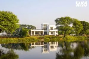 StayVista at Lotus by the lake with Pool, BBQ & Lawn - Sagor
