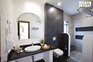 StayVista at Lotus by the lake with Pool, BBQ & Lawn
