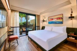 King Room with Terrace room in Tommie Hollywood