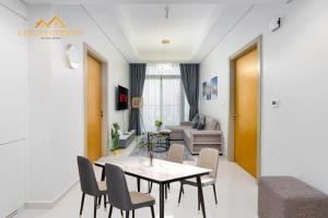 Elegant 2-BR with Canal & City Views Pool Amenities