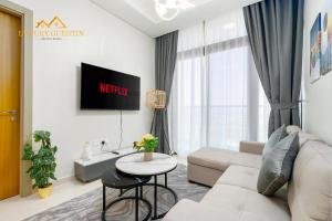 Elegant 2-BR with Canal & City Views Pool Amenities