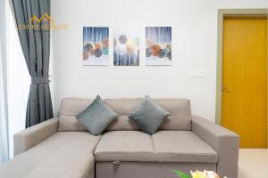 Elegant 2-BR with Canal & City Views Pool Amenities