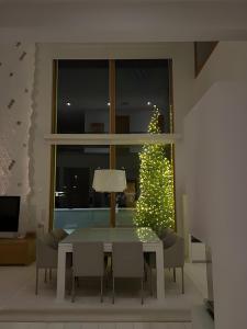 Luxury Riverside Villa w Magnificent River Views