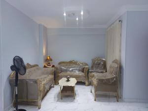 شقة مفروشة ثلاث غرف كبيرة سوبر لوكس اول سكن