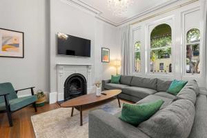 Elegant 6-Bed Home with Harbour Views