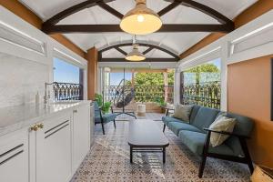 Elegant 6-Bed Home with Harbour Views