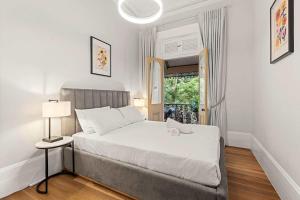 Elegant 6-Bed Home with Harbour Views