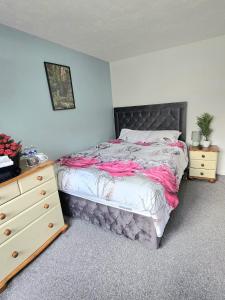 A cosy room with a king-sized bed & Netflix TV