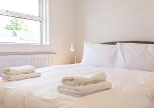 Bright & Airy 2BD - 10 mins walk to Chelt Centre!