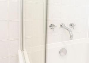 Bright & Airy 2BD - 10 mins walk to Chelt Centre!