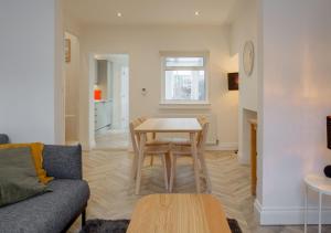 Bright & Airy 2BD - 10 mins walk to Chelt Centre!